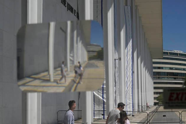 DC: Worker hold a Donald Trump™s name taking down from Kennedy Center Workers cover and remove Donald Trump s name from the Kennedy Center in Washington, United States, on June 12, 2026. WASHINGTON USA  Copyright: xLeninxNollyx originalFilename: nollyaraujo-dcworker260613_npku3.jpg
