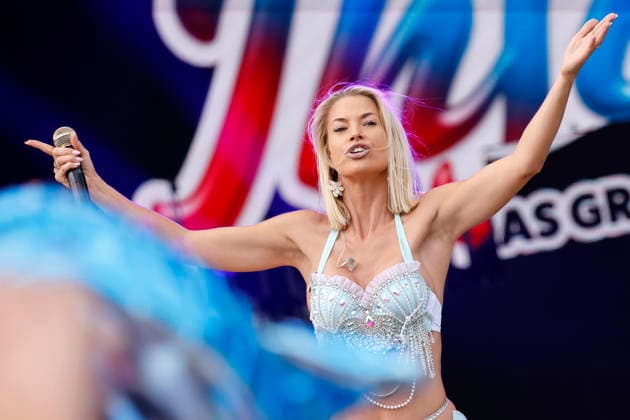 Sängerin Isi Glück tritt beim Festival Inselfieber Oberhausen - Die größte Mallorca-Party aller Zeiten im Außengelände der Rudolf Weber Arena in Oberhausen auf. Oberhausen, 13.06.2026 NRW Deutschland *** Singer Isi Glück performs at the festival Inselfieber Oberhausen The biggest Mallorca party of all time in the outdoor area of the Rudolf Weber Arena in Oberhausen Oberhausen, 13 06 2026 NRW Germany Copyright: xChristophxHardtx