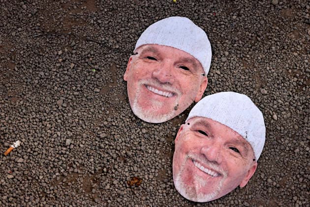 Masken von DJ Ötzi liegen auf dem Boden - eine Impression vom Festival Inselfieber Oberhausen - Die größte Mallorca-Party aller Zeiten im Außengelände der Rudolf Weber Arena in Oberhausen. Oberhausen, 13.06.2026 NRW Deutschland *** Masks of DJ Ötzi lie on the ground an impression of the festival Inselfieber Oberhausen The biggest Mallorca party of all times in the outdoor area of the Rudolf Weber Arena in Oberhausen Oberhausen, 13 06 2026 NRW Germany Copyright: xChristophxHardtx