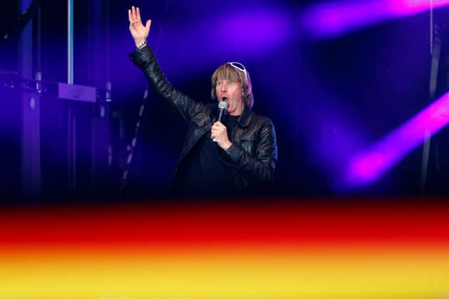 Partyschlagersänger Mickie Krause (hier hinter einem Deutschlandschal eines Fans) tritt beim Festival Inselfieber im Außengelände der Rudolf Weber Arena in Oberhausen auf. Oberhausen, 13.06.2026 NRW Deutschland *** Party hit singer Mickie Krause here behind a fans Germany scarf performs at the Inselfieber festival in the outdoor area of the Rudolf Weber Arena in Oberhausen Oberhausen, 13 06 2026 NRW Germany Copyright: xChristophxHardtx