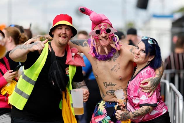 Gäste in bunten Party-Kostümen beim Festival Inselfieber im Außengelände der Rudolf Weber Arena in Oberhausen auf. Oberhausen, 13.06.2026 NRW Deutschland *** Guests in colorful party costumes at the Festival Inselfieber in the outdoor area of the Rudolf Weber Arena in Oberhausen on Oberhausen, 13 06 2026 NRW Germany Copyright: xChristophxHardtx