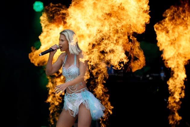 Sängerin Isi Glück tritt beim Festival Inselfieber Oberhausen - Die größte Mallorca-Party aller Zeiten im Außengelände der Rudolf Weber Arena in Oberhausen auf. Oberhausen, 13.06.2026 NRW Deutschland *** Singer Isi Glück performs at the festival Inselfieber Oberhausen The biggest Mallorca party of all time in the outdoor area of the Rudolf Weber Arena in Oberhausen Oberhausen, 13 06 2026 NRW Germany Copyright: xChristophxHardtx