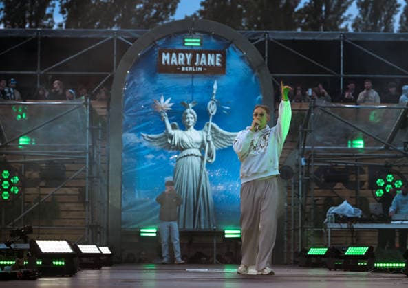 13.06.2026, xlakx, Entertainment, Mary Jane Berlin 2026 v.l. Der Rapper Marvin Game live auf der Mary Jane Bühne. Die Veranstaltung präsentiert Aussteller aus den Bereichen Cannabis, Medizin, Lifestyle und Hanfprodukte. Berlin *** 13 06 2026, xlakx, Entertainment, Mary Jane Berlin 2026 v l Rapper Marvin Game live on the Mary Jane stage The event presents exhibitors from the fields of cannabis, medicine, lifestyle and hemp products Berlin Daniel Lakomski