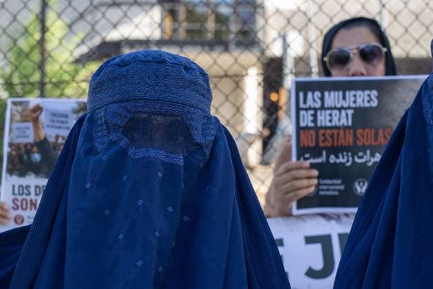 Afghan Protesters Rally Outside RTVE in Madrid Over Taliban Recognition Concerns MADRID, SPAIN JUNE 2026: Afghan residents in Spain gather outside the headquarters of Spain™s public broadcaster RTVE in Madrid, calling on Europe not to recognize the Taliban regime and urging greater media attention to the situation in Afghanistan. During the protest, demonstrators stage a symbolic performance highlighting reports of violence against women in Afghanistan, including recent crackdowns in Herat. Madrid MADRID Spain Copyright: x xC.xCarvajalx xJNAxPressx