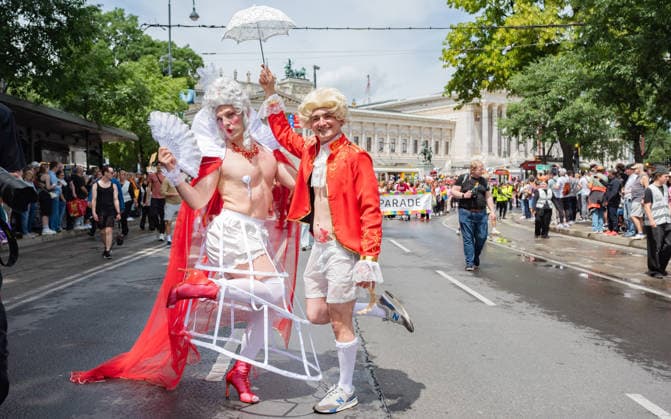 20260613 30. Regenbogenparade WIEN, OESTERREICH - 13. JUNI: TeilnehmerInen demonstrieren fuer die Rechte von Lesben, Schwulen, Bisexuellen, transgender, intergeschlechtlichen und queeren (LGBTIQ) bei der 30. Wiener Regenbogenparade im Rahmen der vom 29. Mai bis 14. Juni 2026 stattfindenden Vienna Pride 2026 unter dem Motto -SICHTBAR seit 1996- an der Wiener Ringstrasse am 13. Juni 2026 in Wien, Oesterreich. 260613_SEPA_17_004 Copyright: xIsabellexOuvrardx SEPAxMedia