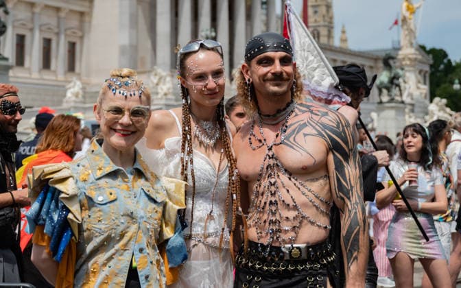20260613 30. Regenbogenparade WIEN, OESTERREICH - 13. JUNI: TeilnehmerInen demonstrieren fuer die Rechte von Lesben, Schwulen, Bisexuellen, transgender, intergeschlechtlichen und queeren (LGBTIQ) bei der 30. Wiener Regenbogenparade im Rahmen der vom 29. Mai bis 14. Juni 2026 stattfindenden Vienna Pride 2026 unter dem Motto -SICHTBAR seit 1996- an der Wiener Ringstrasse am 13. Juni 2026 in Wien, Oesterreich. 260613_SEPA_17_007 Copyright: xIsabellexOuvrardx SEPAxMedia
