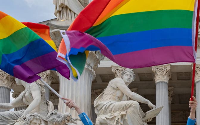 20260613 30. Regenbogenparade WIEN, OESTERREICH - 13. JUNI: TeilnehmerInen demonstrieren fuer die Rechte von Lesben, Schwulen, Bisexuellen, transgender, intergeschlechtlichen und queeren (LGBTIQ) bei der 30. Wiener Regenbogenparade im Rahmen der vom 29. Mai bis 14. Juni 2026 stattfindenden Vienna Pride 2026 unter dem Motto -SICHTBAR seit 1996- an der Wiener Ringstrasse am 13. Juni 2026 in Wien, Oesterreich. 260613_SEPA_17_021 Copyright: xIsabellexOuvrardx SEPAxMedia