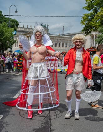 20260613 30. Regenbogenparade WIEN, OESTERREICH - 13. JUNI: TeilnehmerInen demonstrieren fuer die Rechte von Lesben, Schwulen, Bisexuellen, transgender, intergeschlechtlichen und queeren (LGBTIQ) bei der 30. Wiener Regenbogenparade im Rahmen der vom 29. Mai bis 14. Juni 2026 stattfindenden Vienna Pride 2026 unter dem Motto -SICHTBAR seit 1996- an der Wiener Ringstrasse am 13. Juni 2026 in Wien, Oesterreich. 260613_SEPA_17_005 Copyright: xIsabellexOuvrardx SEPAxMedia
