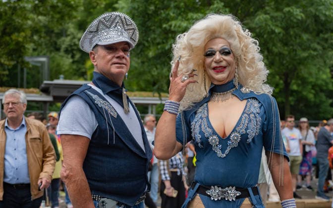 20260613 30. Regenbogenparade WIEN, OESTERREICH - 13. JUNI: TeilnehmerInen demonstrieren fuer die Rechte von Lesben, Schwulen, Bisexuellen, transgender, intergeschlechtlichen und queeren (LGBTIQ) bei der 30. Wiener Regenbogenparade im Rahmen der vom 29. Mai bis 14. Juni 2026 stattfindenden Vienna Pride 2026 unter dem Motto -SICHTBAR seit 1996- an der Wiener Ringstrasse am 13. Juni 2026 in Wien, Oesterreich. 260613_SEPA_17_029 Copyright: xIsabellexOuvrardx SEPAxMedia