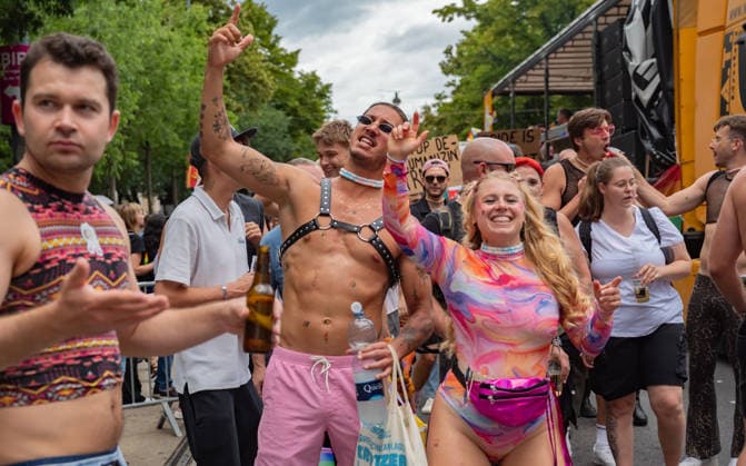 20260613 30. Regenbogenparade WIEN, OESTERREICH - 13. JUNI: TeilnehmerInen demonstrieren fuer die Rechte von Lesben, Schwulen, Bisexuellen, transgender, intergeschlechtlichen und queeren (LGBTIQ) bei der 30. Wiener Regenbogenparade im Rahmen der vom 29. Mai bis 14. Juni 2026 stattfindenden Vienna Pride 2026 unter dem Motto -SICHTBAR seit 1996- an der Wiener Ringstrasse am 13. Juni 2026 in Wien, Oesterreich. 260613_SEPA_17_064 Copyright: xIsabellexOuvrardx SEPAxMedia