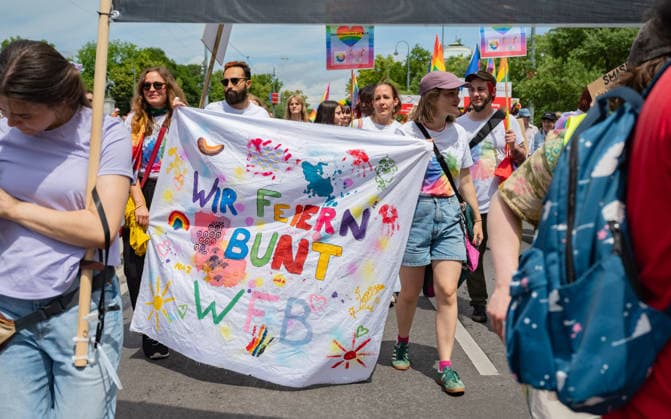 20260613 30. Regenbogenparade WIEN, OESTERREICH - 13. JUNI: TeilnehmerInen demonstrieren fuer die Rechte von Lesben, Schwulen, Bisexuellen, transgender, intergeschlechtlichen und queeren (LGBTIQ) bei der 30. Wiener Regenbogenparade im Rahmen der vom 29. Mai bis 14. Juni 2026 stattfindenden Vienna Pride 2026 unter dem Motto -SICHTBAR seit 1996- an der Wiener Ringstrasse am 13. Juni 2026 in Wien, Oesterreich. 260613_SEPA_17_020 Copyright: xIsabellexOuvrardx SEPAxMedia