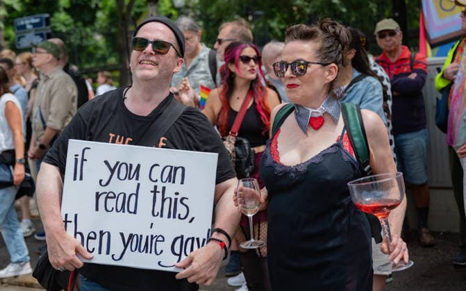 20260613 30. Regenbogenparade WIEN, OESTERREICH - 13. JUNI: TeilnehmerInen demonstrieren fuer die Rechte von Lesben, Schwulen, Bisexuellen, transgender, intergeschlechtlichen und queeren (LGBTIQ) bei der 30. Wiener Regenbogenparade im Rahmen der vom 29. Mai bis 14. Juni 2026 stattfindenden Vienna Pride 2026 unter dem Motto -SICHTBAR seit 1996- an der Wiener Ringstrasse am 13. Juni 2026 in Wien, Oesterreich. 260613_SEPA_17_027 Copyright: xIsabellexOuvrardx SEPAxMedia