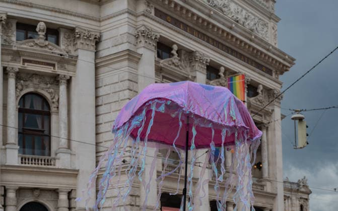 20260613 30. Regenbogenparade WIEN, OESTERREICH - 13. JUNI: TeilnehmerInen demonstrieren fuer die Rechte von Lesben, Schwulen, Bisexuellen, transgender, intergeschlechtlichen und queeren (LGBTIQ) bei der 30. Wiener Regenbogenparade im Rahmen der vom 29. Mai bis 14. Juni 2026 stattfindenden Vienna Pride 2026 unter dem Motto -SICHTBAR seit 1996- an der Wiener Ringstrasse am 13. Juni 2026 in Wien, Oesterreich. 260613_SEPA_17_062 Copyright: xIsabellexOuvrardx SEPAxMedia