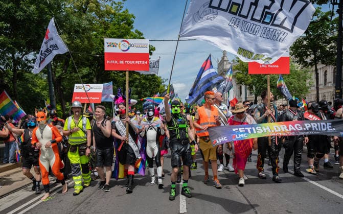 20260613 30. Regenbogenparade WIEN, OESTERREICH - 13. JUNI: TeilnehmerInen demonstrieren fuer die Rechte von Lesben, Schwulen, Bisexuellen, transgender, intergeschlechtlichen und queeren (LGBTIQ) bei der 30. Wiener Regenbogenparade im Rahmen der vom 29. Mai bis 14. Juni 2026 stattfindenden Vienna Pride 2026 unter dem Motto -SICHTBAR seit 1996- an der Wiener Ringstrasse am 13. Juni 2026 in Wien, Oesterreich. 260613_SEPA_17_032 Copyright: xIsabellexOuvrardx SEPAxMedia