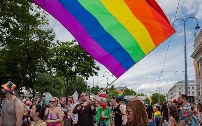 20260613 30. Regenbogenparade WIEN, OESTERREICH - 13. JUNI: TeilnehmerInen demonstrieren fuer die Rechte von Lesben, Schwulen, Bisexuellen, transgender, intergeschlechtlichen und queeren (LGBTIQ) bei der 30. Wiener Regenbogenparade im Rahmen der vom 29. Mai bis 14. Juni 2026 stattfindenden Vienna Pride 2026 unter dem Motto -SICHTBAR seit 1996- an der Wiener Ringstrasse am 13. Juni 2026 in Wien, Oesterreich. 260613_SEPA_17_035 Copyright: xIsabellexOuvrardx SEPAxMedia