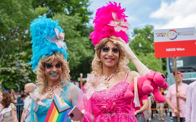 20260613 30. Regenbogenparade WIEN, OESTERREICH - 13. JUNI: TeilnehmerInen demonstrieren fuer die Rechte von Lesben, Schwulen, Bisexuellen, transgender, intergeschlechtlichen und queeren (LGBTIQ) bei der 30. Wiener Regenbogenparade im Rahmen der vom 29. Mai bis 14. Juni 2026 stattfindenden Vienna Pride 2026 unter dem Motto -SICHTBAR seit 1996- an der Wiener Ringstrasse am 13. Juni 2026 in Wien, Oesterreich. 260613_SEPA_17_079 Copyright: xIsabellexOuvrardx SEPAxMedia