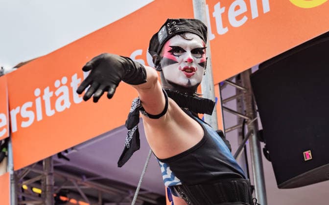 20260613 30. Regenbogenparade WIEN, OESTERREICH - 13. JUNI: TeilnehmerInen demonstrieren fuer die Rechte von Lesben, Schwulen, Bisexuellen, transgender, intergeschlechtlichen und queeren (LGBTIQ) bei der 30. Wiener Regenbogenparade im Rahmen der vom 29. Mai bis 14. Juni 2026 stattfindenden Vienna Pride 2026 unter dem Motto -SICHTBAR seit 1996- an der Wiener Ringstrasse am 13. Juni 2026 in Wien, Oesterreich. 260613_SEPA_17_093 Copyright: xIsabellexOuvrardx SEPAxMedia