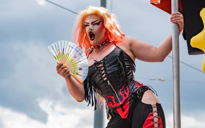 20260613 30. Regenbogenparade WIEN, OESTERREICH - 13. JUNI: TeilnehmerInen demonstrieren fuer die Rechte von Lesben, Schwulen, Bisexuellen, transgender, intergeschlechtlichen und queeren (LGBTIQ) bei der 30. Wiener Regenbogenparade im Rahmen der vom 29. Mai bis 14. Juni 2026 stattfindenden Vienna Pride 2026 unter dem Motto -SICHTBAR seit 1996- an der Wiener Ringstrasse am 13. Juni 2026 in Wien, Oesterreich. 260613_SEPA_17_091 Copyright: xIsabellexOuvrardx SEPAxMedia
