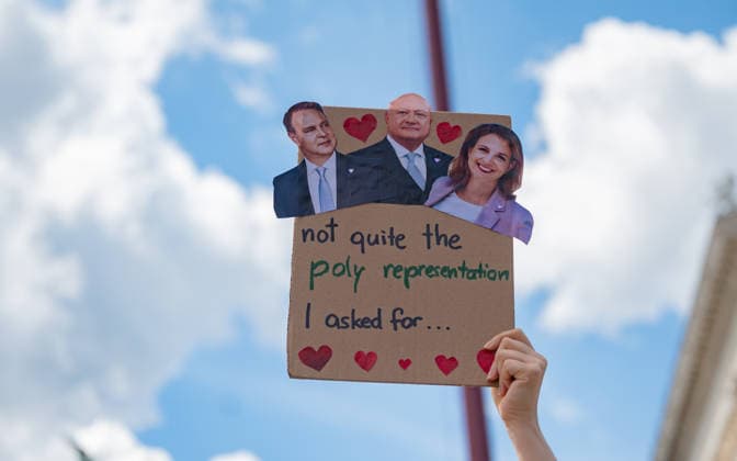 20260613 30. Regenbogenparade WIEN, OESTERREICH - 13. JUNI: TeilnehmerInen demonstrieren fuer die Rechte von Lesben, Schwulen, Bisexuellen, transgender, intergeschlechtlichen und queeren (LGBTIQ) bei der 30. Wiener Regenbogenparade im Rahmen der vom 29. Mai bis 14. Juni 2026 stattfindenden Vienna Pride 2026 unter dem Motto -SICHTBAR seit 1996- an der Wiener Ringstrasse am 13. Juni 2026 in Wien, Oesterreich. 260613_SEPA_17_095 Copyright: xIsabellexOuvrardx SEPAxMedia
