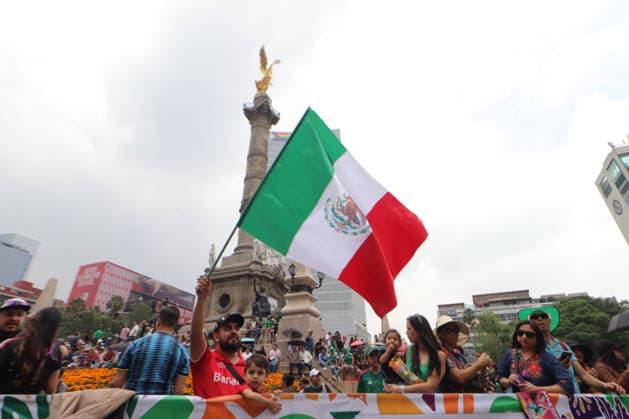 Mexico City 2026 FIFA World Cup Parade A person waves a Mexican national flag during The Ball Returns Home parade as part of 2026 FIFA World Cup on Paseo de la Reforma Avenue. on June 13, 2026 in Mexico City, Mexico. (Photo by Carlos Santiago Eyepix Group) Copyright: xCarlosxSantiagox xEyepixxGroupx CS_13062026_187107