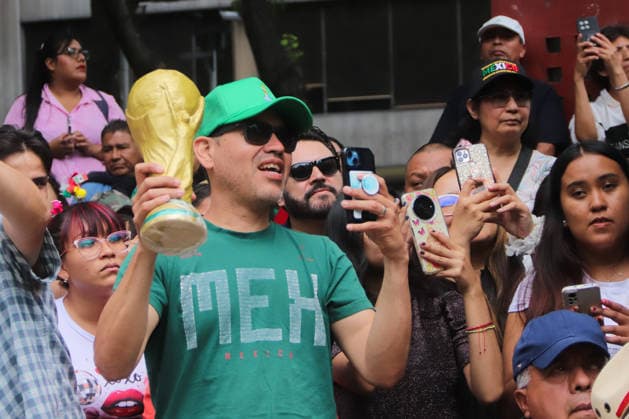 A person holds a FIFA World Cup Trophy during The Ball Returns HomeÃ¢â‚¬Â parade as part of 2026 FIFA World Cup on Paseo de la Reforma Avenue. on June 13, 2026 in Mexico City, Mexico. Mexico City Mexico - ZUMAe321 20260613_zia_e321_026 Copyright: xCarlosxSantiagox