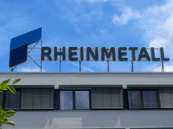 Blick auf das Firmenlogo des Unternehmens Rheinmetall im Hafen Neuss Rheinmetall Logo Hafenbecken eins Neuss *** View of the Rheinmetall company logo in the port of Neuss Rheinmetall logo port basin one Neuss