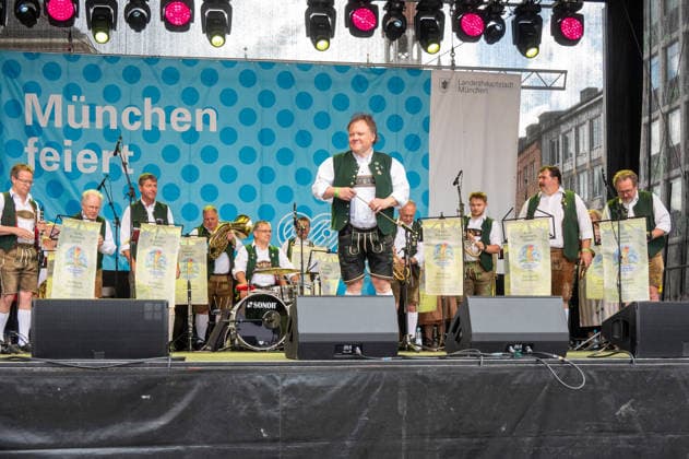 Muenchen feiert den 868. Stadtgeburtstag, am Marienplatz mit der Oktoberfestkapelle von Wolfgang Gruenbauer *** Munich celebrates the citys 868th birthday, at Marienplatz with Wolfgang Gruenbauers Oktoberfest band