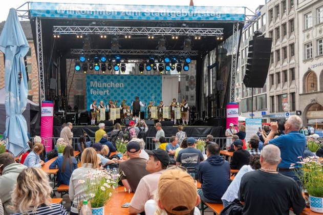 Muenchen feiert den 868. Stadtgeburtstag, am Marienplatz mit der Oktoberfestkapelle von Wolfgang Gruenbauer *** Munich celebrates the citys 868th birthday, at Marienplatz with Wolfgang Gruenbauers Oktoberfest band