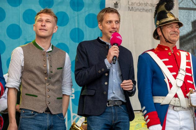 Muenchen feiert den 868. Stadtgeburtstag, am Marienplatz , Oberbuergermeister Dominik Krause eroeffnet mit der Stadtwache der Wuermedia das Fest *** Munich celebrates the citys 868th birthday at Marienplatz, Mayor Dominik Krause opens the festival with the Wuermedia city guard
