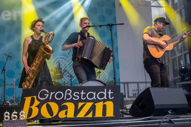 Muenchen feiert den 868. Stadtgeburtstag, am Marienplatz , die Musikanten der Grossstadt Boazn auf der Buehne am Marienplatz *** Munich celebrates the 868th birthday of the city, at Marienplatz, the musicians of the Grossstadt Boazn on stage at Marienplatz