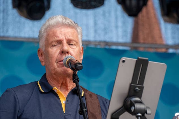 Muenchen feiert den 868. Stadtgeburtstag, am Marienplatz , ehemaliger OB Dieter Reiter mit der Paul Daly Band auf der Buehne am Marienplatz *** Munich celebrates the 868th birthday of the city, at Marienplatz, former mayor Dieter Reiter with the Paul Daly Band on stage at Marienplatz