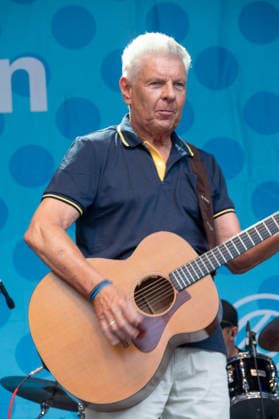 Muenchen feiert den 868. Stadtgeburtstag, am Marienplatz , ehemaliger OB Dieter Reiter mit der Paul Daly Band auf der Buehne am Marienplatz *** Munich celebrates the 868th birthday of the city, at Marienplatz, former mayor Dieter Reiter with the Paul Daly Band on stage at Marienplatz
