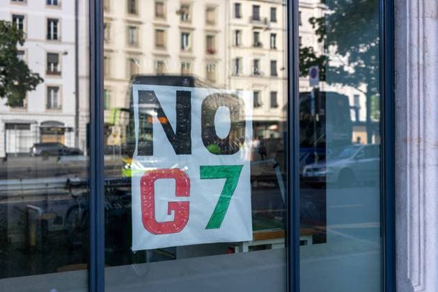 Reportage - G7 Summit Protests Ginevra Svizzera, 14 giugno 2026, la citta si prepara ad accogliere la manifestazione in opposizione al G7, inquadrata una vetrina con affisso un manifesto con la scritta NO G7 during G7 Summit Protests, Reportage in Geneve, Switzerland, June 14 2026 Geneve City center Switzerland Copyright: xMattiaxDavidxRinaldix xLiveMediax LPN_2520094