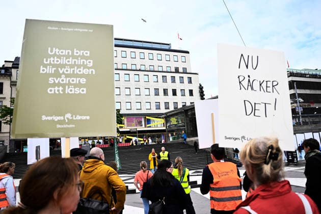 STOCKHOLM, SVERIGE 20260614 En manifestation av Sveriges Lärare mot neddragningar och besparingar i skolan pa Sergels torg i Stockholm under söndagen. STOCKHOLM SVERIGE x10060x *** STOCKHOLM, SWEDEN 20260614 A demonstration by Swedish Teachers against school cuts and savings at Sergels torg in Stockholm on Sunday STOCKHOLM SWEDEN x10060x  Copyright: xHenrikxMontgomery TTx MANIFESTATION SVERIGES LÄRARE vvVraj_B6Y0