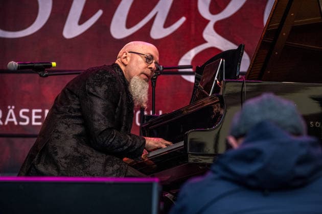 Leipzig, Deutschland, 13. Juni 2026: Jordan Rudess, Keyboarder der US-amerikanischen Progressive-Metal-Band Dream Theater, tritt beim Bachfest Leipzig auf der BachStage am Markt auf. Der Musiker präsentierte sein Programm Bach Reimagined, das Werke von Johann Sebastian Bach mit modernen Klängen und Improvisationen verbindet. Jordan Rudess Leipzig *** Leipzig, Germany, 13 June 2026 Jordan Rudess, keyboardist of the US progressive metal band Dream Theater, performs at Bachfest Leipzig on the BachStage am Markt The musician presented his program Bach Reimagined, which combines works by Johann Sebastian Bach with modern sounds and improvisations Jordan Rudess Leipzig