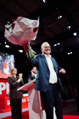 13.06.2026 Landesdelegiertenkonferenz der NRW SPD in Düsseldorf, Spizenkanditat Jochen Ott Jochen Ott mit Blumen in der Hand Düsseldorf NRW Deutschland *** 13 06 2026 NRW SPD state delegates conference in Düsseldorf, candidate Jochen Ott Jochen Ott with flowers in his hand Düsseldorf NRW Germany