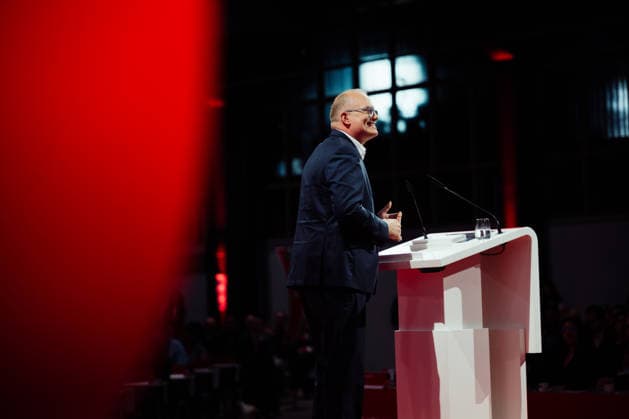 13.06.2026 Landesdelegiertenkonferenz der NRW SPD in Düsseldorf, Spizenkanditat Jochen Ott Ott am Rednerpult Düsseldorf NRW Deutschland *** 13 06 2026 NRW SPD state delegates conference in Düsseldorf, candidate Jochen Ott Ott at the lectern Düsseldorf NRW Germany