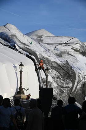 A large portion of artist JRs trompe loeil installation La Caverne is seen removed from the Pont Neuf bridge in Paris for repair work Paris, June 13, 2026 Lionel Urman Bestimage A large portion of artist JRs trompe loeil installation La Caverne is seen removed from the Pont Neuf bridge in Paris, France on June 13, 2026, after the exterior canvas was damaged by bad weather the canvas will be repaired in a workshop while the now largely exposed inflatable structure is expected to be restored on site Paris France  Copyright: xLIONELxURMANxx xBESTIMAGExLIONELxURMANxx xBESTIMAGEx