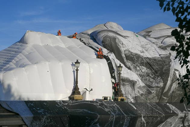 A large portion of artist JRs trompe loeil installation La Caverne is seen removed from the Pont Neuf bridge in Paris for repair work Paris, June 13, 2026 Lionel Urman Bestimage A large portion of artist JRs trompe loeil installation La Caverne is seen removed from the Pont Neuf bridge in Paris, France on June 13, 2026, after the exterior canvas was damaged by bad weather the canvas will be repaired in a workshop while the now largely exposed inflatable structure is expected to be restored on site Paris France  Copyright: xLIONELxURMANxx xBESTIMAGExLIONELxURMANxx xBESTIMAGEx
