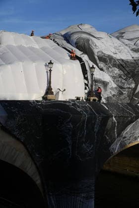 A large portion of artist JRs trompe loeil installation La Caverne is seen removed from the Pont Neuf bridge in Paris for repair work Paris, June 13, 2026 Lionel Urman Bestimage A large portion of artist JRs trompe loeil installation La Caverne is seen removed from the Pont Neuf bridge in Paris, France on June 13, 2026, after the exterior canvas was damaged by bad weather the canvas will be repaired in a workshop while the now largely exposed inflatable structure is expected to be restored on site Paris France  Copyright: xLIONELxURMANxx xBESTIMAGExLIONELxURMANxx xBESTIMAGEx