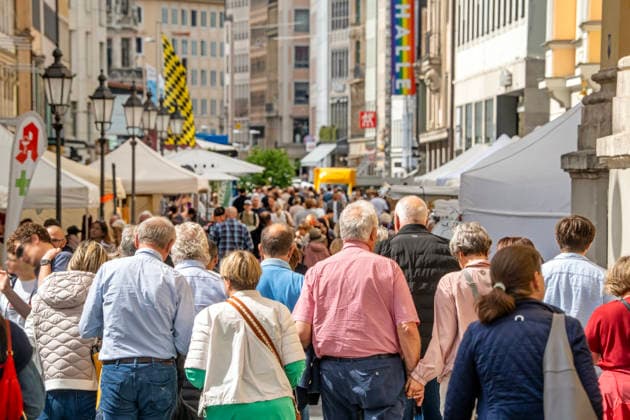 Münchner beim Einkaufsbummel in der Theatinerstraße, darunter viele ältere Menschen, Samstag, München, Juni 2026 Deutschland, München, Juni 2026, Münchner beim Shopping in der Theatinerstraße, Einkaufsbummel im Sonnenschein, viele ältere Menschen dabei, alle genießen das schöne Wetter am Samstagmittag, Fußgängerzone, Einkaufsstraße, Münchner Innenstadt, Einzelhandel, Wochenende, Frühsommer, schönes Wetter, Bayern, *** Munich residents shopping in Theatinerstrasse, including many elderly people, Saturday, Munich, June 2026 Germany, Munich, June 2026, Munich residents shopping in Theatinerstrasse, shopping spree in the sunshine, many elderly people present, all enjoying the beautiful weather on Saturday noon, pedestrian zone,