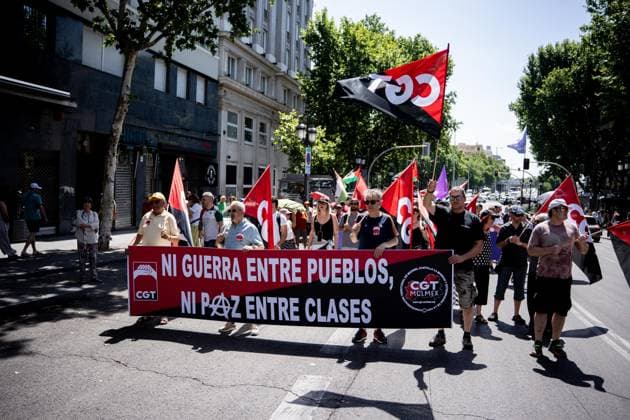Demonstration in Madrid against rearmament and imperialist war Several people carry a banner with the slogan Neither war between peoples, nor peace between classes during a demonstration to protest against rearmament and imperialist war, on June 14, 2026, in Madrid Spain The call is part of the international context of escalating war, In the Spanish state, military spending has increased by 50 percent -the second largest increase in the EU-, while the government keeps the Rota and Morón bases active, continues to buy arms from Israel and reinforces its commitment to NATO 14 JUNE 2026 PACIFISM DEMONSTRATION Madrid Madrid Espana  Copyright: xGabrielxLuengasx 7596033