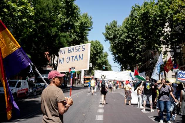 Demonstration in Madrid against rearmament and imperialist war Several people during a demonstration to protest against rearmament and imperialist war, on June 14, 2026, in Madrid Spain The call is part of the international context of escalating warfare, In the Spanish state, military spending has increased by 50 percent -the second largest increase in the EU-, while the government keeps the Rota and Morón bases active, continues to buy arms from Israel and reinforces its commitment to NATO 14 JUNE 2026 PACIFISM DEMONSTRATION Madrid Madrid Espana  Copyright: xGabrielxLuengasx 7596058