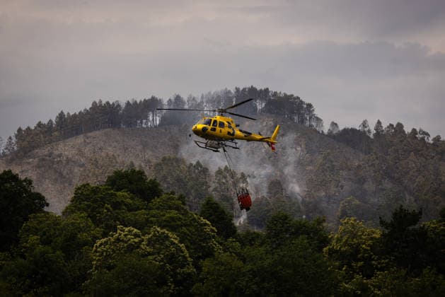 The fire in Grado forces to cut a stretch of the A 63 to facilitate the extinguishing work Helicopter during the extinguishing work of a forest fire, on June 14, 2026, in Grado, Asturias Spain Firefighters from the Emergency Service of the Principality of Asturias SEPA have been working all night long in the extinguishing of the forest fire declared in the areas of Penaflor and Anzo, in the council of Grado 14 JUNE 2026 FOREST FIRE Grado, Asturias Grado, Asturias Spain  Copyright: xImanolxRimadax 7596081