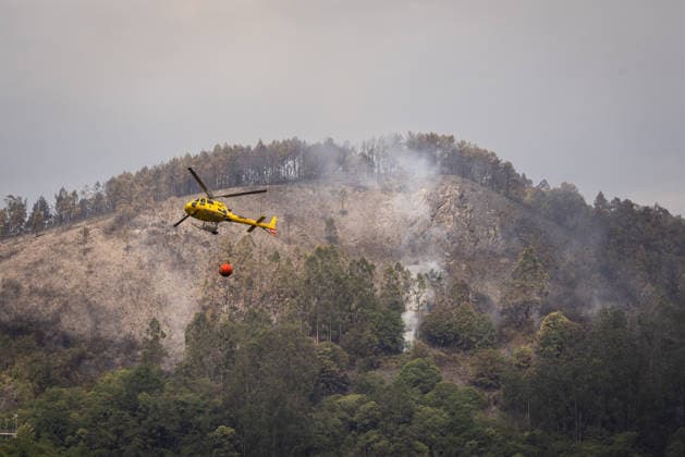 The fire in Grado forces to cut a stretch of the A 63 to facilitate the extinguishing work Helicopter during the extinguishing work of a forest fire, on June 14, 2026, in Grado, Asturias Spain Firefighters from the Emergency Service of the Principality of Asturias SEPA have been working all night long in the extinguishing of the forest fire declared in the areas of Penaflor and Anzo, in the council of Grado 14 JUNE 2026 FOREST FIRE Grado, Asturias Grado, Asturias Spain  Copyright: xImanolxRimadax 7596082