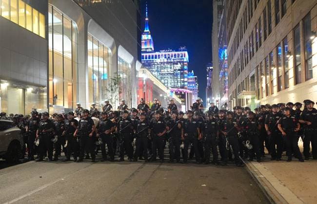 NBA Championship victory overshadowed by Knicks fans chaos in New York streets NEW YORK, US - JUNE 13: NYPD riot squads and mounted horse units deployed across streets to disperse the New York Knicks fans who flooded the streets, caused chaos following NBA Championship victory in New York City, USA on June 13, 2026. While the Knicks clinched the coveted Larry O Brien Trophy on the road by defeating the San Antonio Spurs in Game 5 of the NBA Finals, local supporters gathered in the streets around Madison Square Garden to watch the broadcast. The festive celebrations rapidly deteriorated into unrest as groups of fans climbed atop a police car, shattering its windows, before setting fire to FIFA World Cup shuttle bus late into the night. Selc  Copyright: x2026xAnadoluxSelcukxAcarx