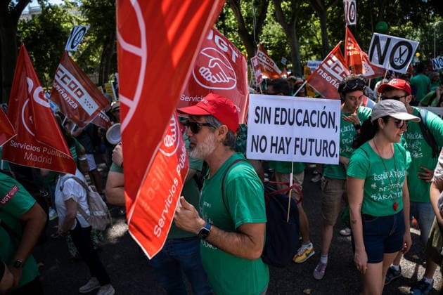 Demonstration in defense of public education in Madrid Numerous people hold a banner with the slogan No education, no future during a demonstration in favor of public education, June 14, 2026, in Madrid Spain The mobilization has been called by CCOO, UGT and the Confederation AMPAS, AFAS and FAMPAS of the Community of Madrid Confapa in advance of the call for an indefinite strike in public education in the region from September due to the systematic and sustained deterioration of the working, professional and pedagogical conditions of teachers 14 JUNE 2026 DEMONSTRATION Diego Radamé Madrid Madrid Spain  Copyright: xDiegoxRadamÃ sx 7596117