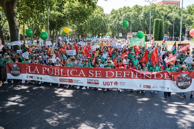 Demonstration in defense of public education in Madrid Numerous people hold a banner with the slogan La pública se defiende during a demonstration in favor of public education, June 14, 2026, in Madrid Spain The mobilization has been called by CCOO, UGT and the Confederación AMPAS, AFAS and FAMPAS of the Community of Madrid Confapa in advance of the call for an indefinite strike in public education in the region from September due to the systematic and sustained deterioration of the working, professional and pedagogical conditions of teachers 14 JUNE 2026 DEMONSTRATION Diego Radamé Madrid Madrid Spain  Copyright: xDiegoxRadamÃ sx 7596112