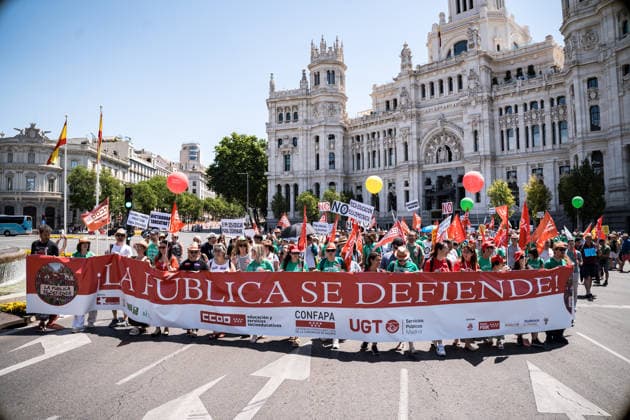 Demonstration in defense of public education in Madrid Numerous people hold a banner with the slogan La pública se defiende during a demonstration in favor of public education, June 14, 2026, in Madrid Spain The mobilization has been called by CCOO, UGT and the Confederación AMPAS, AFAS and FAMPAS of the Community of Madrid Confapa in advance of the call for an indefinite strike in public education in the region from September due to the systematic and sustained deterioration of the working, professional and pedagogical conditions of teachers 14 JUNE 2026 DEMONSTRATION Diego Radamé Madrid Madrid Spain  Copyright: xDiegoxRadamÃ sx 7596113
