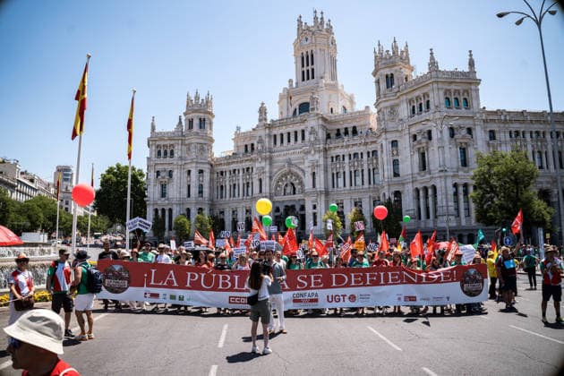 Demonstration in defense of public education in Madrid Numerous people hold a banner with the slogan La pública se defiende during a demonstration in favor of public education, June 14, 2026, in Madrid Spain The mobilization has been called by CCOO, UGT and the Confederación AMPAS, AFAS and FAMPAS of the Community of Madrid Confapa in advance of the call for an indefinite strike in public education in the region from September due to the systematic and sustained deterioration of the working, professional and pedagogical conditions of teachers 14 JUNE 2026 DEMONSTRATION Diego Radamé Madrid Madrid Spain  Copyright: xDiegoxRadamÃ sx 7596114